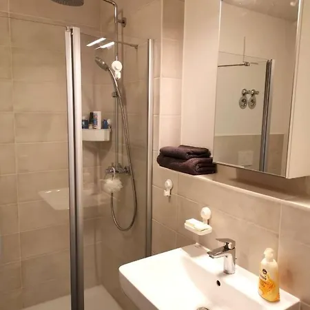 Gemuetliches In Geraeumiger Gemeinschaftswohnung *