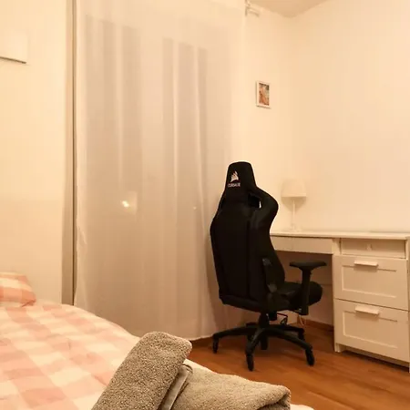 Gemuetliches In Geraeumiger Gemeinschaftswohnung *