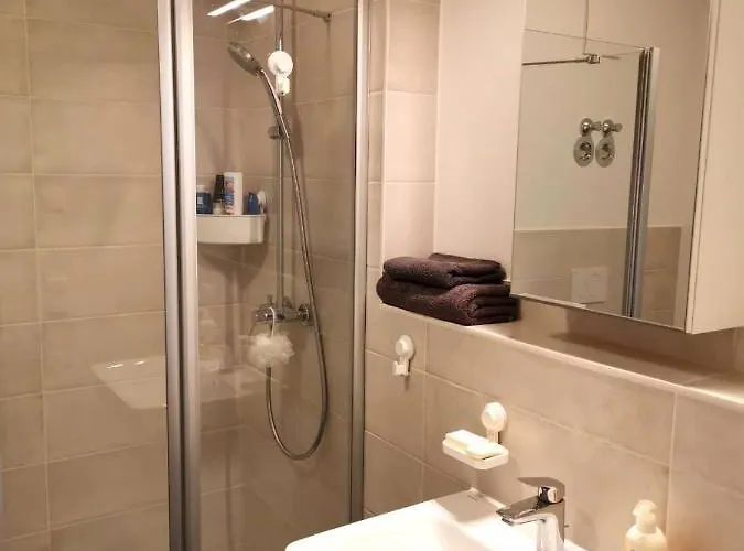 Gemuetliches In Geraeumiger Gemeinschaftswohnung *